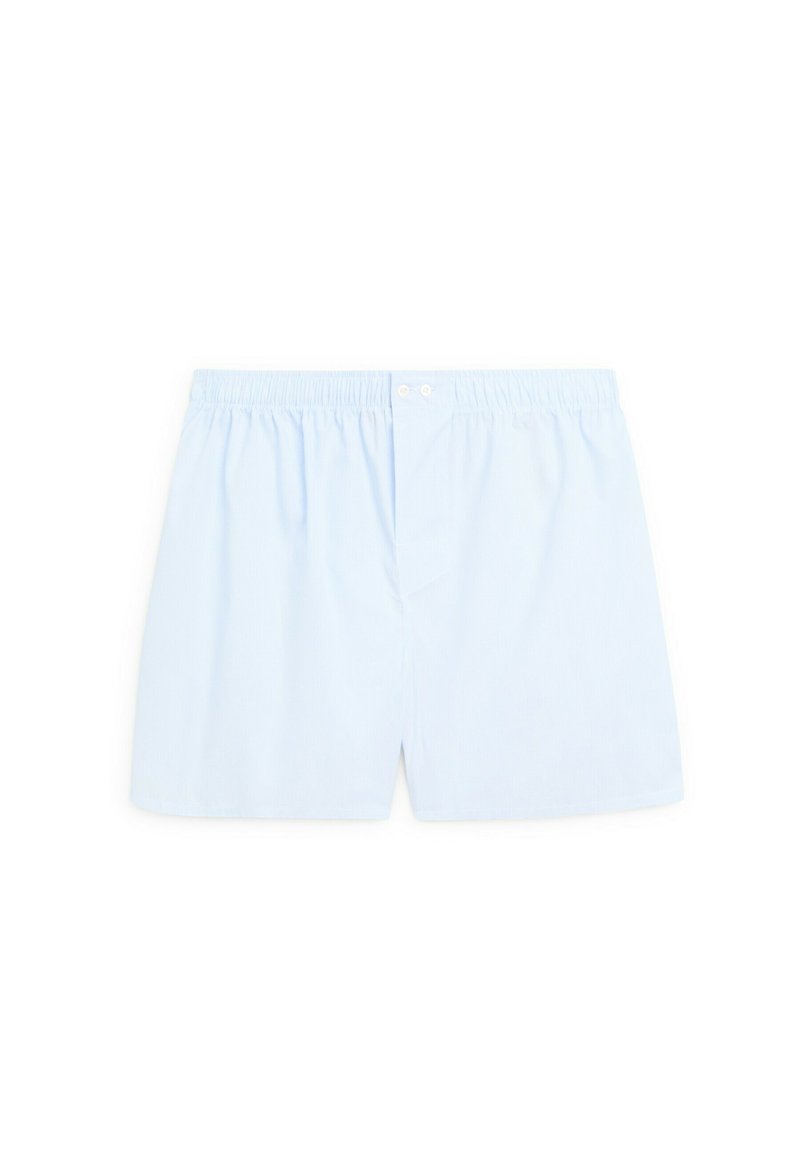 Boxers en coton bleu clair avec une coupe décontractée, dotés d'une taille élastique et de deux boutons à l'avant, texture lisse et design minimaliste.