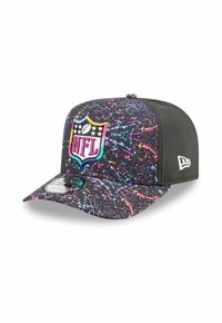 Schwarze Snapback-Cap mit mehrfarbigem Spritzmuster, auf der Vorderseite mit einem NFL-Logo und einer strukturierten Krempe. Perforierte Seitenpaneele.