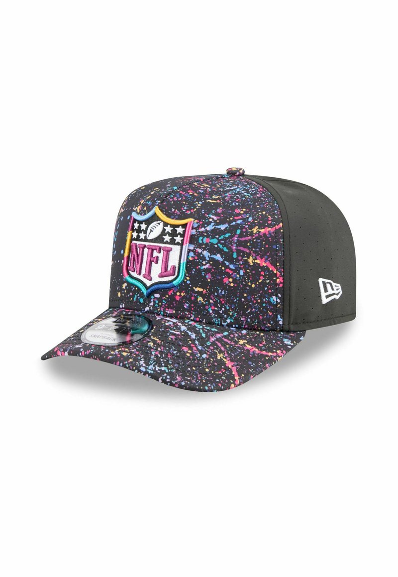 Schwarze Snapback-Cap mit mehrfarbigem Spritzmuster, auf der Vorderseite mit einem NFL-Logo und einer strukturierten Krempe. Perforierte Seitenpaneele.