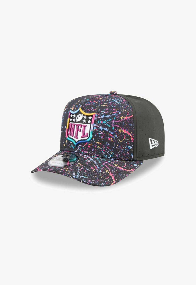 Schwarze Snapback-Cap mit mehrfarbigem Spritzmuster, auf der Vorderseite mit einem NFL-Logo und einer strukturierten Krempe. Perforierte Seitenpaneele.