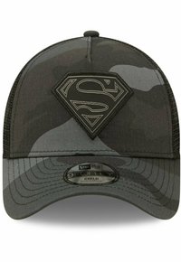 Svart kamouflagekepp med en strukturerad framdel, prydd med en texturerad svart Superman-logotyppatch och ett justerbart snapback-stängningssystem.