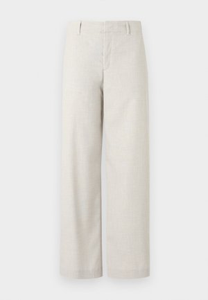 Beige hoge taille broek met rechte pijpen, riemlussen en een verborgen knoopsluiting aan de voorkant op een effen achtergrond.