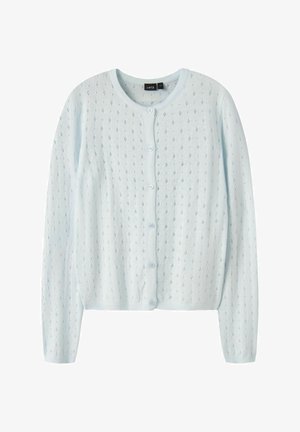 Gilet en tricot bleu clair à manches longues, col rond, fermeture boutonnée à l'avant, et délicat motif ajouré sur toute la surface.