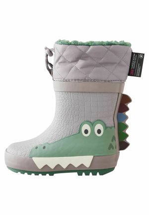 Botte d'hiver grise pour enfant avec un haut matelassé, visage de crocodile vert sur le côté, semelle texturée et pointes colorées à l'arrière.