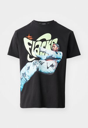 Czarna bawełniana koszulka z kolorowym graficznym nadrukiem postaci w skafandrze astronauty z wyrazistym napisem "Flocka".