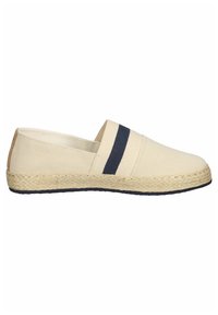 Beige kanvas espadrillos med marinblå ränder, sula av jute rep, platt häl och rund tå. Slät textur och minimalistisk design.