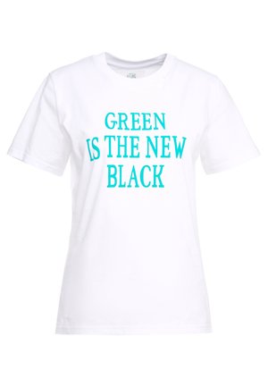 Valkoinen, lyhythihainen t-paita, jossa on keskellä edessä turkoosinsininen teksti "GREEN IS THE NEW BLACK".