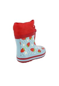 Botte de pluie en caoutchouc bleue avec des accents rouges. Présente un motif de fraises et de marguerites, une semelle texturée et un cordon de serrage en haut.