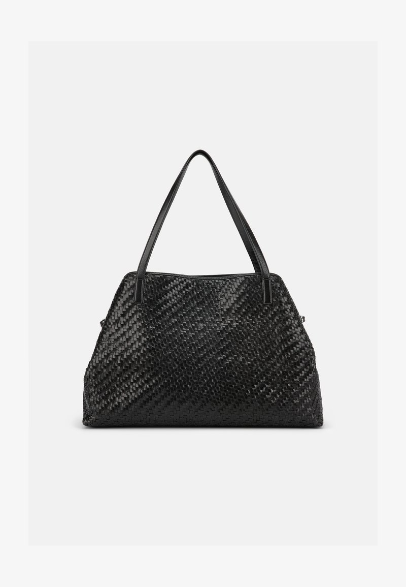 Sac à main en cuir tressé noir avec deux bretelles, forme trapézoïdale et fermeture éclair sur un fond clair uni.