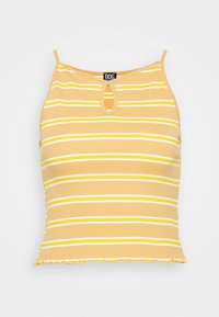 Camisola amarela com nervuras, apresentando riscas horizontais brancas e amarelas, decote arredondado com um recorte em forma de olho de fechadura, e bainha com scallop.