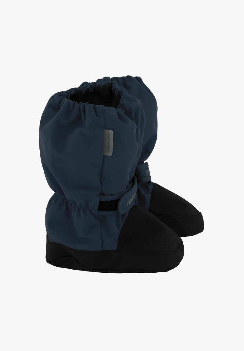 Stivali isolati di colore blu navy con cima arricciata, suole in gomma nera e cinturini regolabili in velcro. Realizzati in materiale resistente all'acqua.
