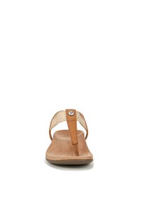 Sandales en cuir brun avec une texture en daim, dotées d'une sangle tissée, d'une semelle plate et d'un petit logo sur la sangle supérieure.