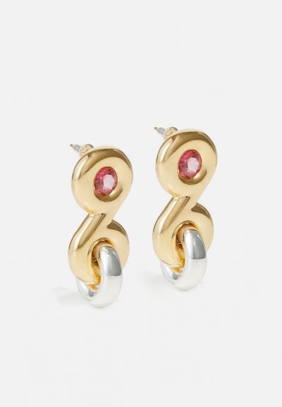 Orecchini dorati con un design a spirale, accentuati da gemme rosa e un dettaglio in argento alla base. Finitura lucida.