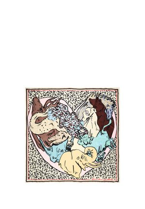 Diseño en forma de corazón relleno con figuras estilizadas de animales que incluyen un elefante, un leopardo y un oso sobre un fondo con patrones.