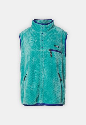 Gilet en polaire turquoise avec un col haut, des boutons-pression et deux poches zippées. Il présente des accents violets et un motif texturé.