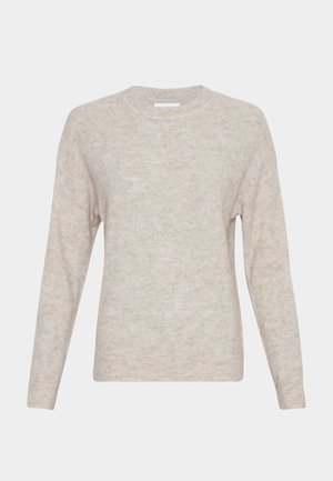 Beige langærmet striktrøje med rund halsudskæring og ribstrikkede manchetter og kant, vist mod en ensfarvet baggrund.
