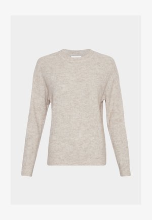 Beiger Strickpullover mit langen Ärmeln, rundem Ausschnitt sowie gerippten Bündchen und Saum, vor einfarbigem Hintergrund präsentiert.