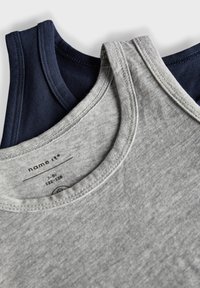 Due top senza maniche, uno di un blu navy scuro e l'altro di un grigio chiaro. Entrambi presentano scollature rotonde e sono realizzati in morbido cotone.