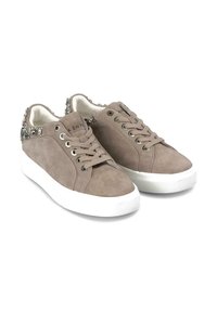 Sneaker in suede beige con decorazioni in argento sul tallone, punta arrotondata, con lacci e suola in gomma bianca.