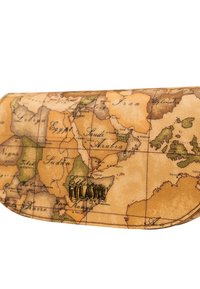 Clutch con motivo mappale in morbido materiale beige, caratterizzato da un flap arrotondato, dettagli del logo metallici e caratteristiche geografiche stampate.