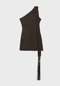 Robe mini noire asymétrique avec un long tissu drapé et des franges à pompons suspendues de l'épaule sur un fond clair.