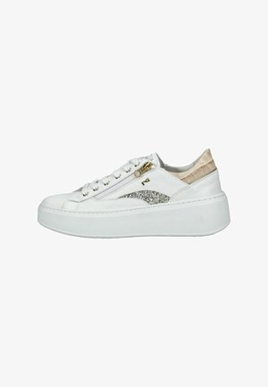Baskets à plateforme blanches avec laçage à l'avant, fermeture éclair latérale, détail pailleté argenté et accent beige texturé sur le talon.