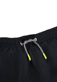 Μαύρο μαγιό κοντό με ελαστική μέση, περιλαμβάνει κορδόνι με μαύρες και άσπρες ρίγες και έντονα κίτρινα άκρα. Λείο υλικό.