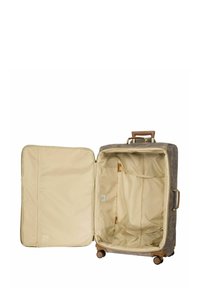 Valise à coque dure avec un extérieur texturé gris, un intérieur beige, une fermeture éclair, plusieurs compartiments et quatre roues pour la mobilité.