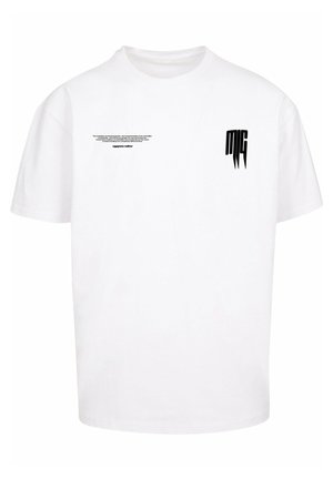 Hvid T-shirt med korte ærmer med sort stiliseret tekst "MIG" på højre bryst og lille sort trykt tekst på venstre bryst.