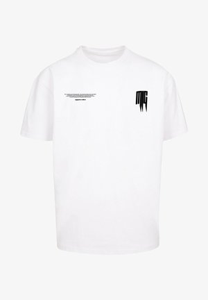 Hvid T-shirt med korte ærmer med sort stiliseret tekst "MIG" på højre bryst og lille sort trykt tekst på venstre bryst.