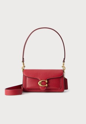 Rote Lederschultertasche mit goldfarbenem Verschluss, abnehmbarem Riemen und strukturierter Oberfläche auf weißem Hintergrund.