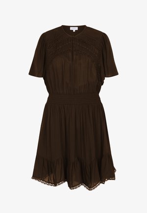Donkerbruine jurk met korte mouwen, ronde hals, elastische taille, decoratieve kantdetails op de borst en zoom, en een uitlopende rok met ruches.