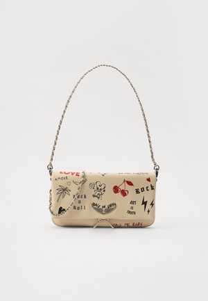 Borsa a pochette beige con una tracolla a catena, caratterizzata da diverse stampe grafiche in nero e rosso, tra cui ciliegie, fulmini e motivi testuali.