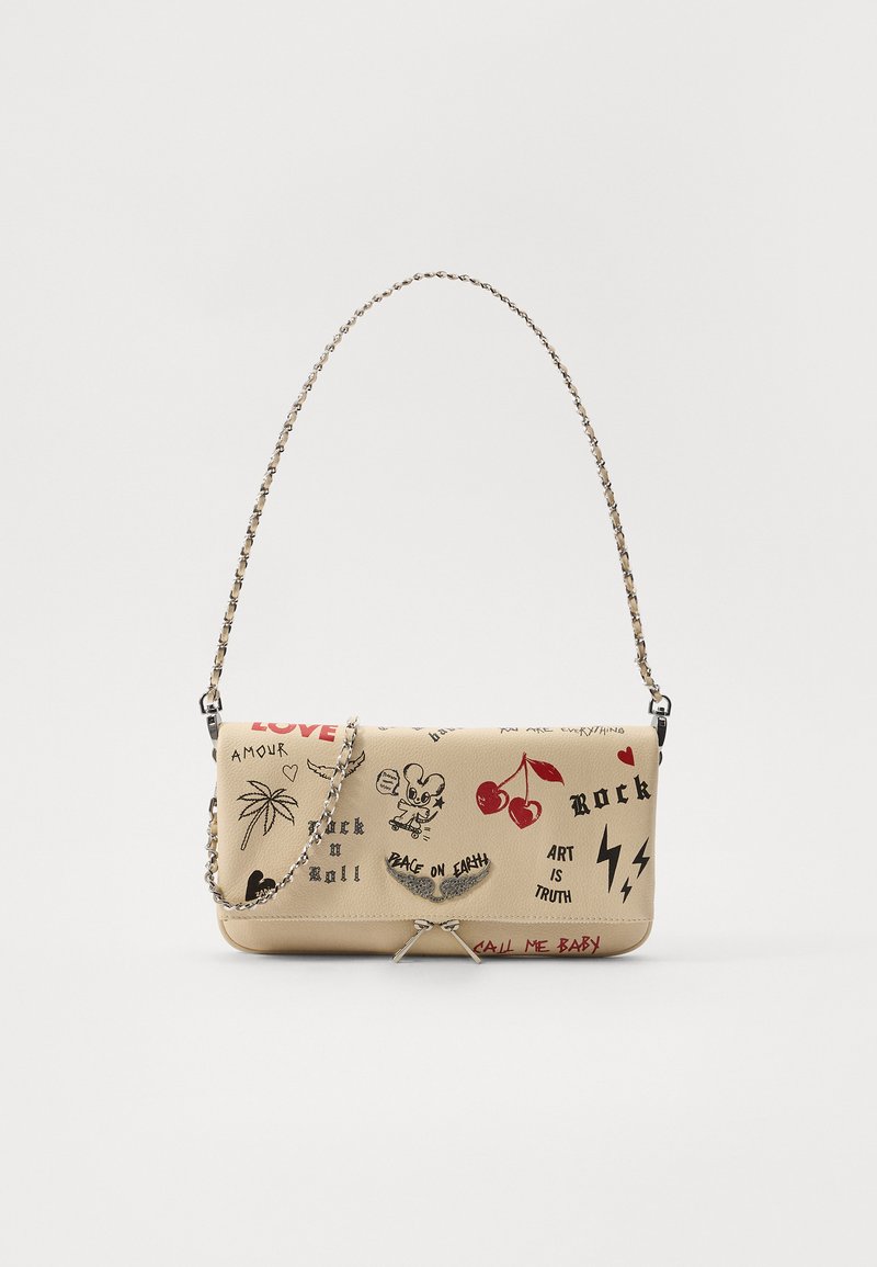 Pochette beige avec une bandoulière en chaîne, ornée de divers motifs graphiques en noir et rouge, notamment des cerises, des éclairs et des motifs textuels.