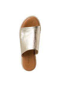 Metalen gouden slide sandaal met een brede band, een tan voetbed en een gestructureerde rubberen zool. Bevat branding op het voetbed.