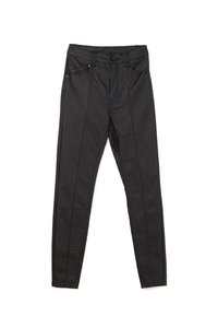 Pantalons noirs ajustés avec une texture lisse, dotés de deux poches avant et de surpiqûres verticales. Fermeture à bouton et à fermeture éclair.
