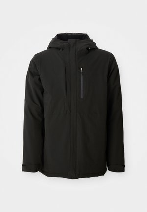Giacca nera impermeabile con cappuccio, tasca frontale con zip e polsini regolabili. Presenta una texture liscia e un design semplice e funzionale.
