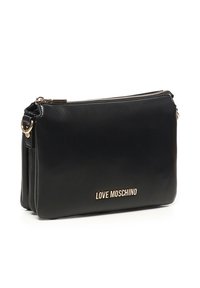 Borsa a tracolla in pelle nera con chiusura a zip, accentuata da un logo metallico, e una forma slim e rettangolare con una texture liscia.