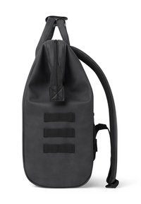 Borsa impermeabile nera con un design aerodinamico, presenta una cerniera in alto, tre cinghie orizzontali e una maniglia laterale imbottita.
