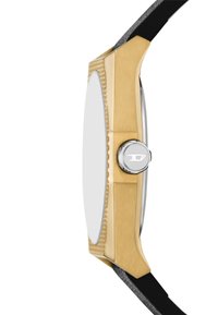 Reloj dorado con un bisel texturizado, caja de plata lisa y una correa negra. Presenta una carátula redonda y clara sin marcas visibles.