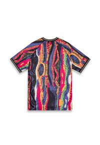 Camiseta gráfica de manga corta con vibrantes patrones abstractos en rosa, naranja, azul, púrpura y verde sobre un fondo negro.