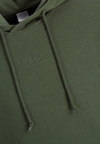 Olivgrüner Hoodie aus weichem Stoff, ausgestattet mit einer Vorderentasche, verstellbaren Zugkordeln und dezent gesticktem "ORIGINALS"-Branding.