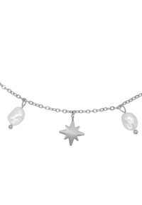 Sølvkjede med tre anheng: en matt stjerne og to uregelmessige hvite perler med metalliske detaljer.