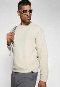 Thumbnail Image 4