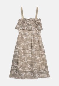Vestido estampado en beige con diseño de camuflaje. Presenta un top con volantes, tirantes ajustables y falda plisada. Textura suave y tela ligera.