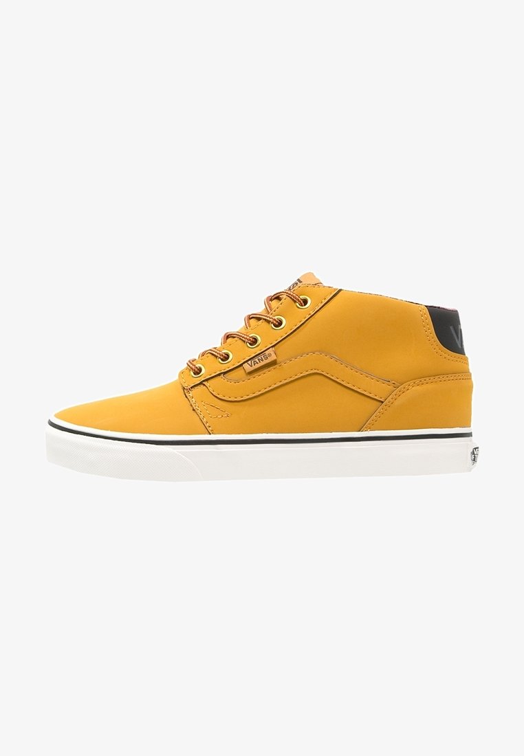 Baskets Vans mid-top jaunes avec semelle blanche, lacets marron et patch au talon noir, vues de profil côté gauche.