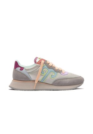 Sneaker grigio chiaro con accenti verde pastello e viola, lacci pesca, suola beige e pannelli in suede su punta e tallone, mostrata di profilo.