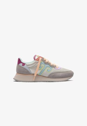 Sneaker grigio chiaro con accenti verde pastello e viola, lacci pesca, suola beige e pannelli in suede su punta e tallone, mostrata di profilo.