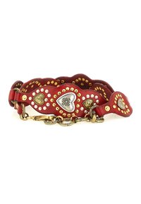 Cintura in pelle rossa con bordi scallopati, borchie in oro e argento, dettagli in metallo a forma di cuore e chiusura a catena.