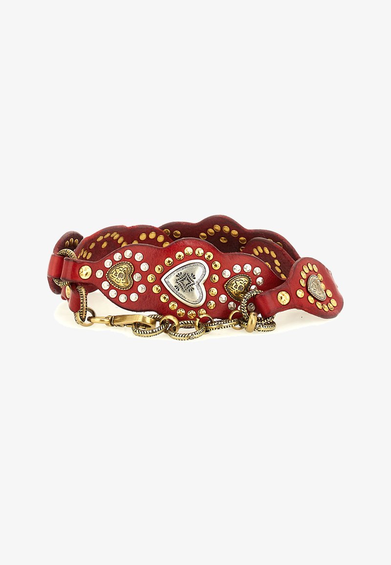 Cintura in pelle rossa con bordi scallopati, borchie in oro e argento, dettagli in metallo a forma di cuore e chiusura a catena.
